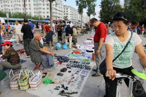 最近各地纷纷鼓励摆地摊了，你赞成吗？