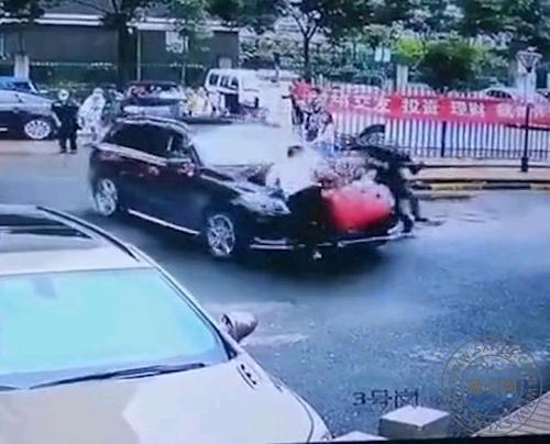 奔驰婚车失控姐弟俩被撞身